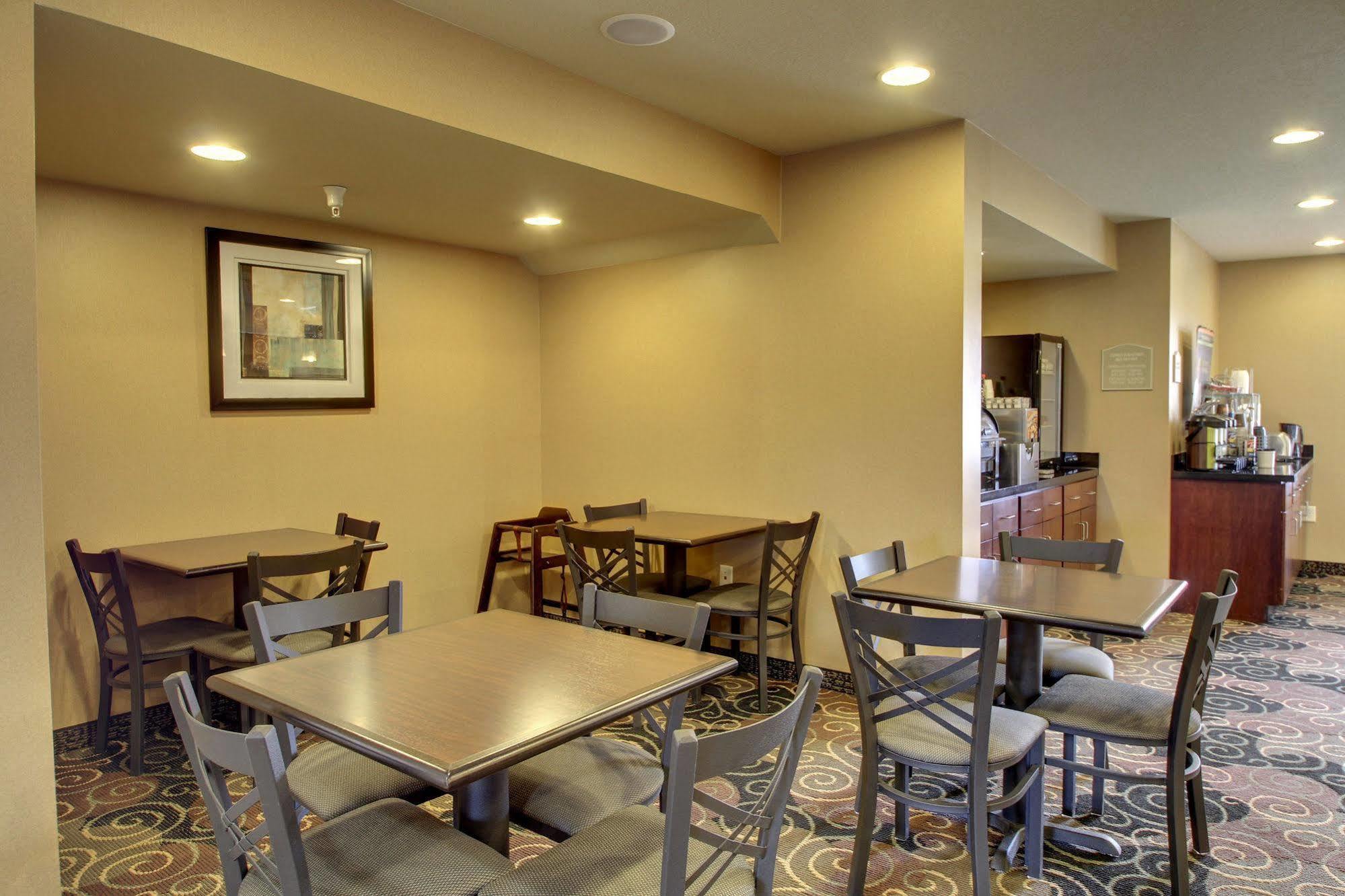 Cobblestone Inn & Suites - Hartington Exterior photo
